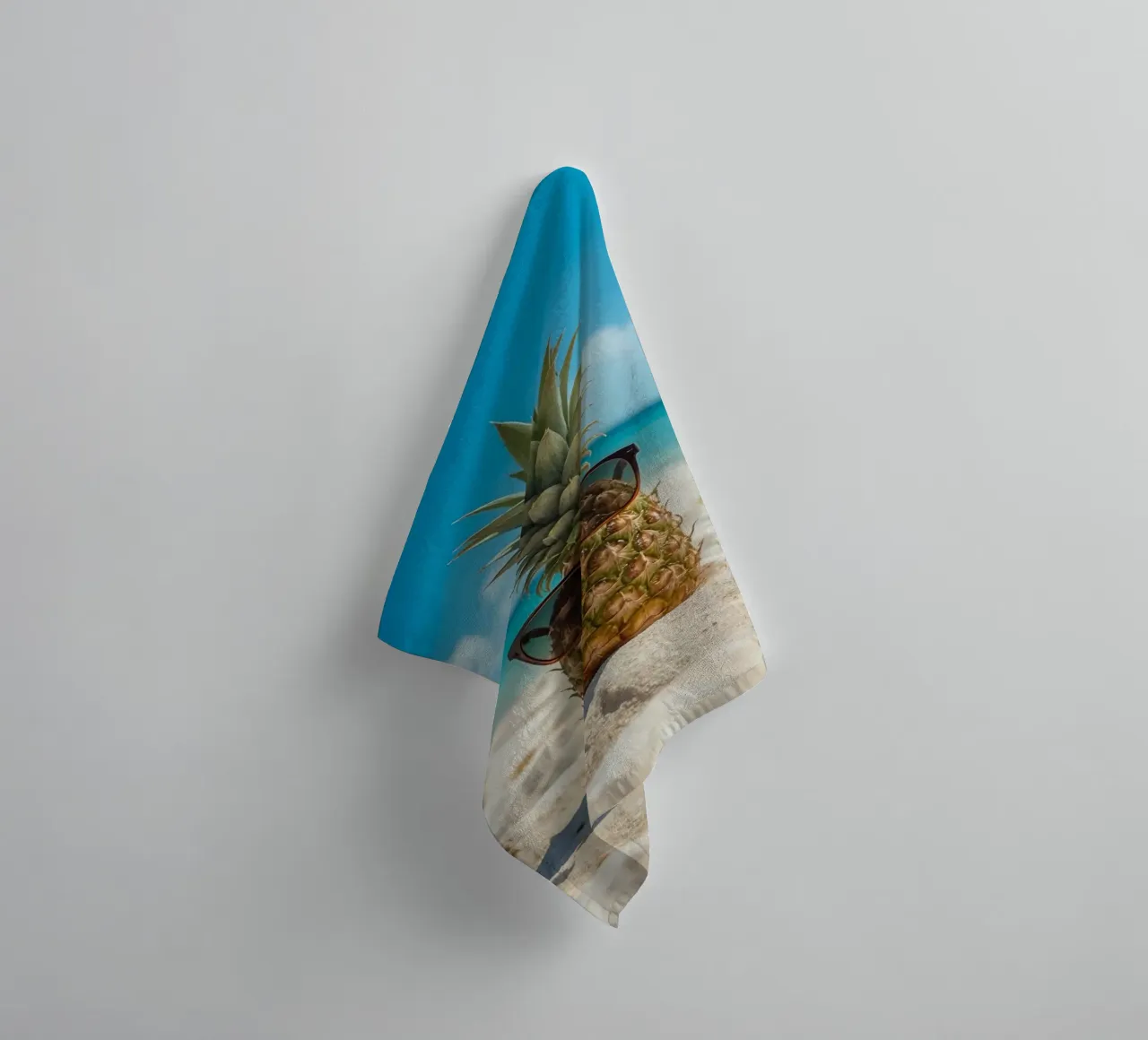 Ananas cool con occhiali da sole sulla spiaggia sabbiosa asciugamano da bagno da DesignDoodle