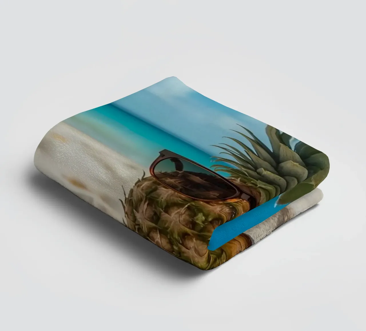 Ananas cool con occhiali da sole sulla spiaggia sabbiosa asciugamano da bagno da DesignDoodle