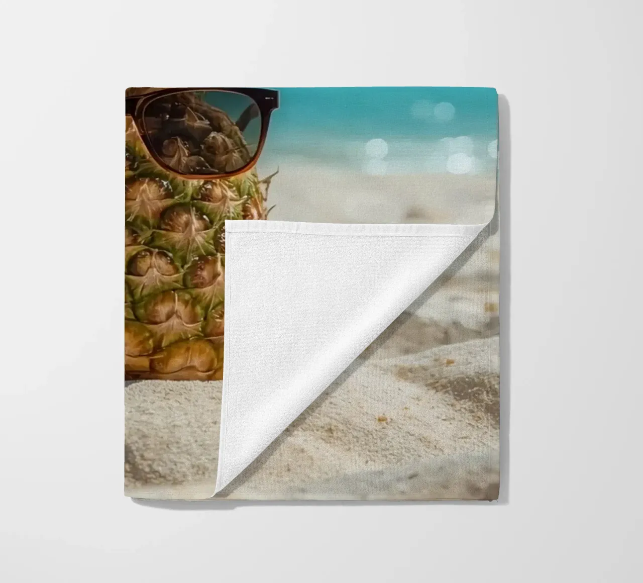 Ananas cool con occhiali da sole sulla spiaggia sabbiosa telo mare da DesignDoodle