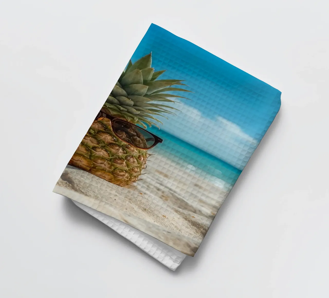 Ananas cool con occhiali da sole sulla spiaggia sabbiosa canovaccio da cucina da DesignDoodle