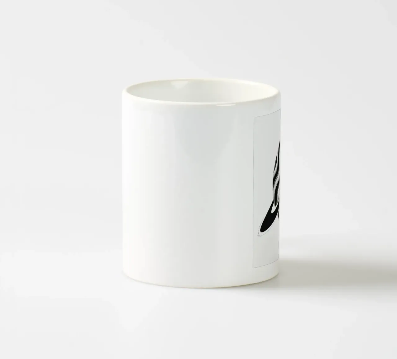 Il crollo cosmico: L'orbita piangente di un Saturno distopico tazza in ceramica da Artistic-shop