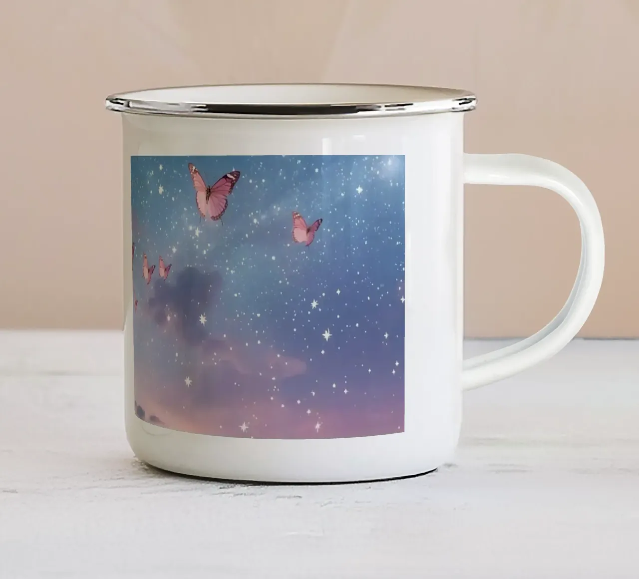 Farfalle rosa che volano in un cielo stellato tazza in smalto da DesignDoodle