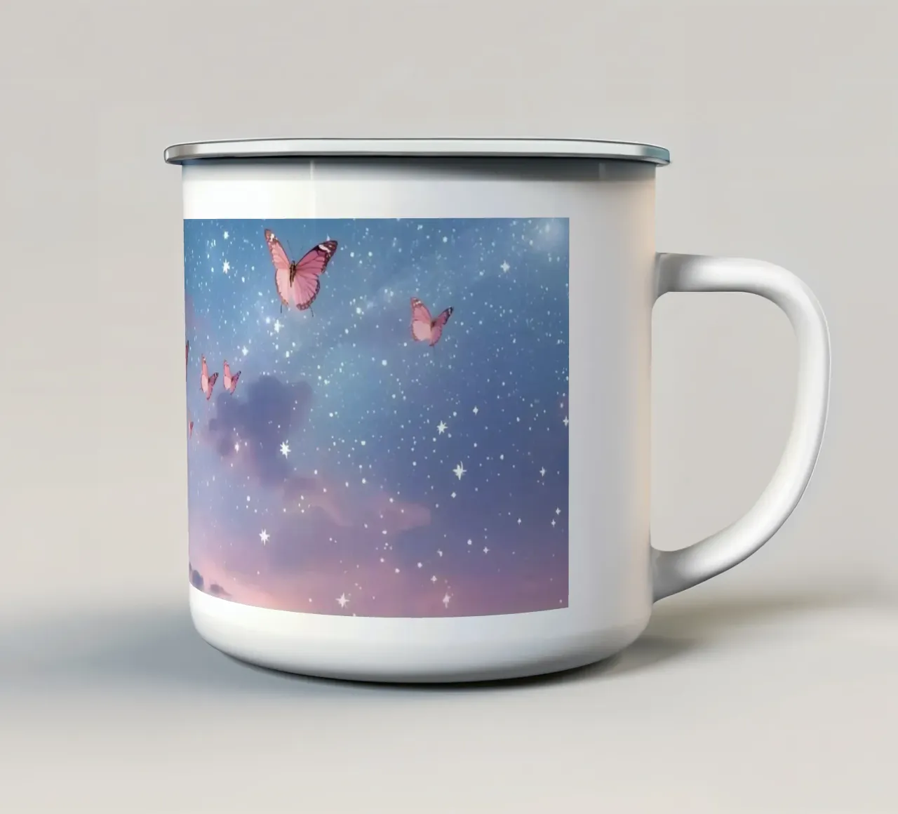 Farfalle rosa che volano in un cielo stellato tazza in smalto da DesignDoodle