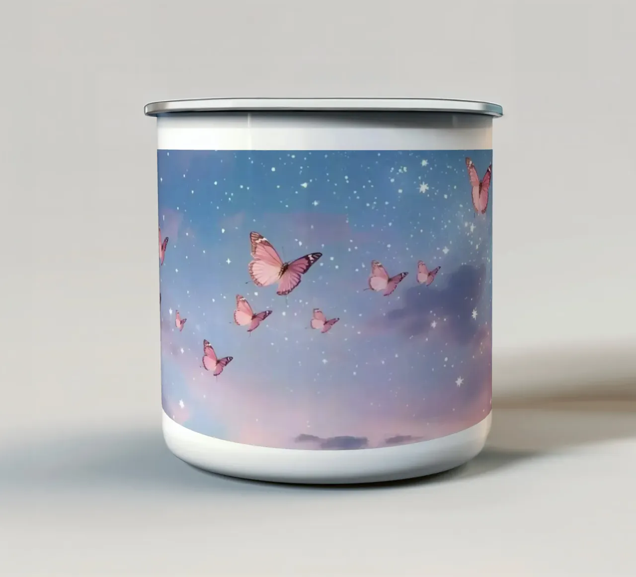 Farfalle rosa che volano in un cielo stellato tazza in smalto da DesignDoodle
