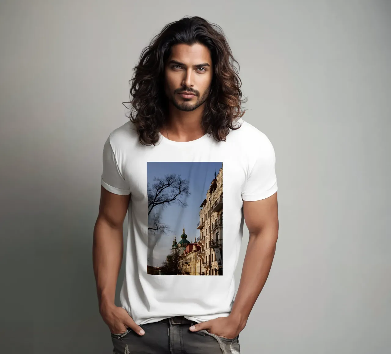 Scena di strada, Kiev Ucraina t-shirt da Simon Koy