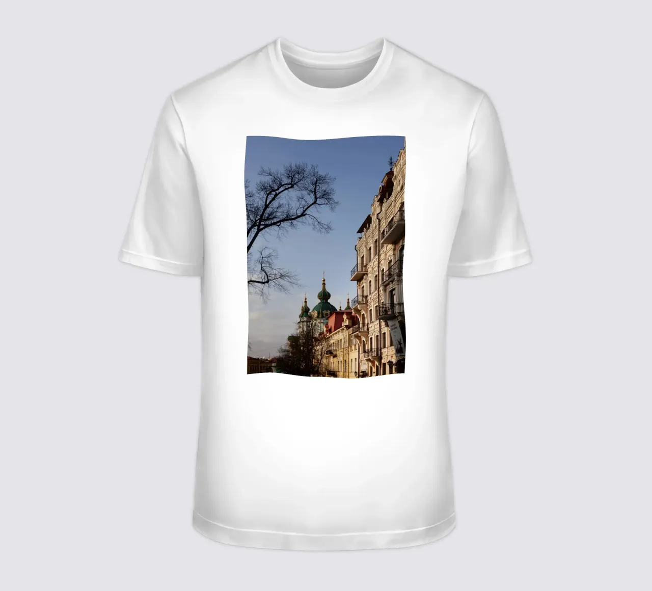 Scena di strada, Kiev Ucraina t-shirt da Simon Koy