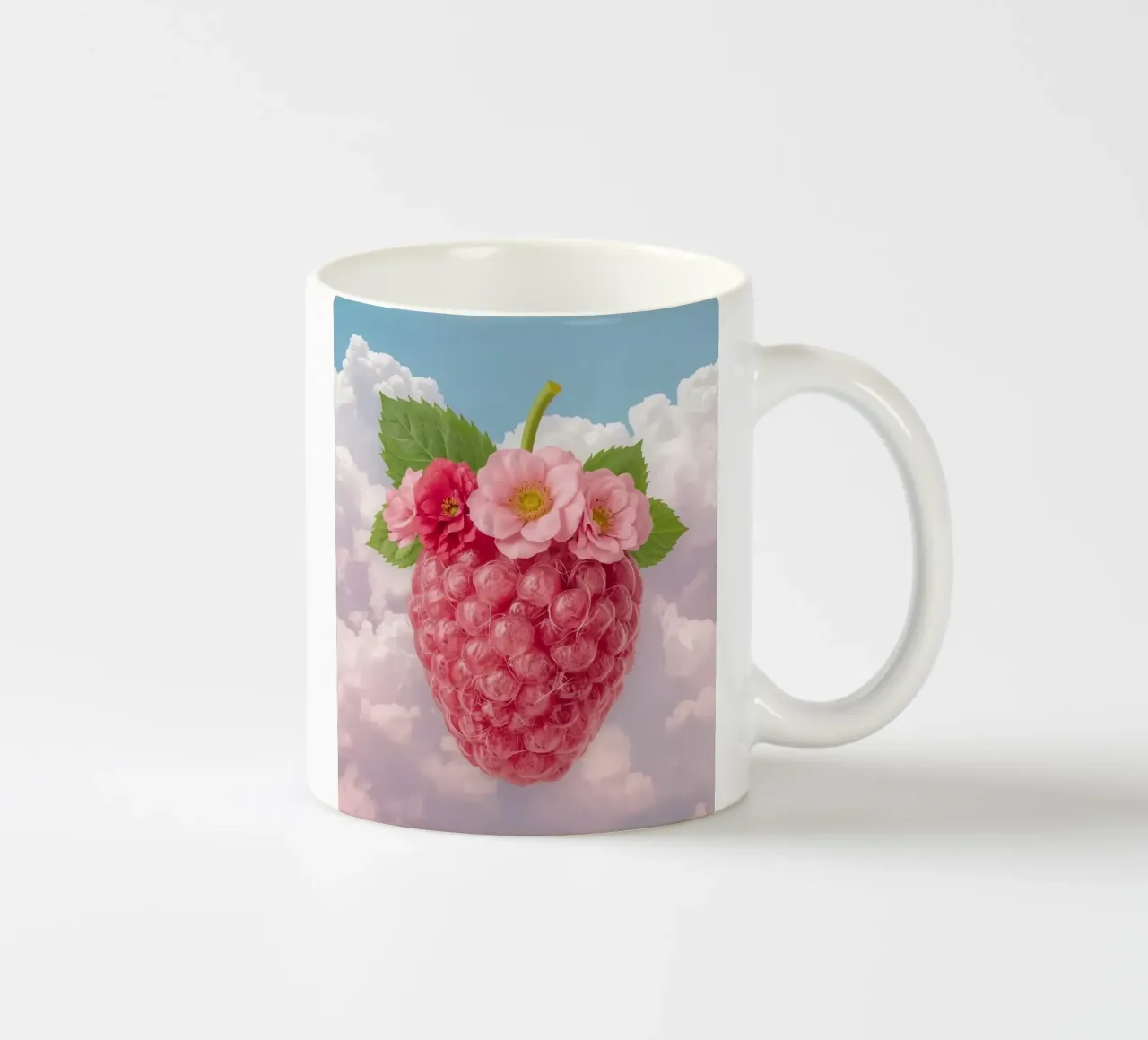 Lampone rosa con fiori e foglie nel cielo tazza in ceramica da DesignDoodle