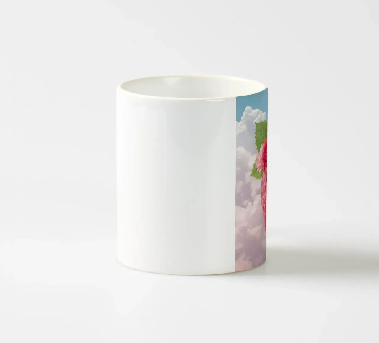 Lampone rosa con fiori e foglie nel cielo tazza in ceramica da DesignDoodle