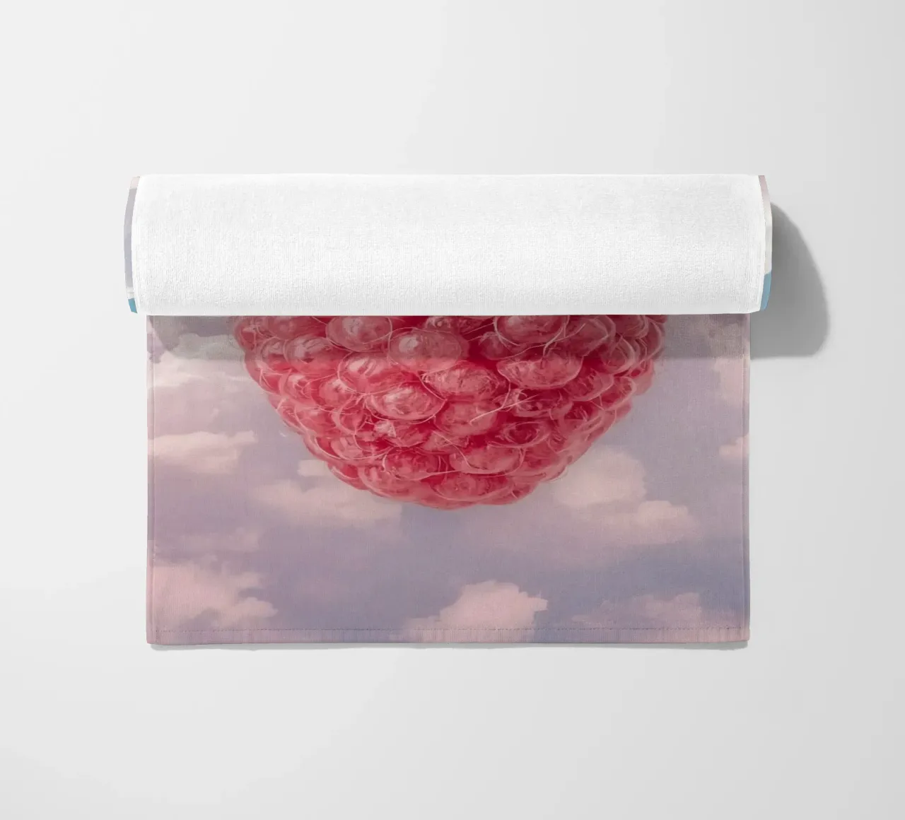 Lampone rosa con fiori e foglie nel cielo telo mare da DesignDoodle