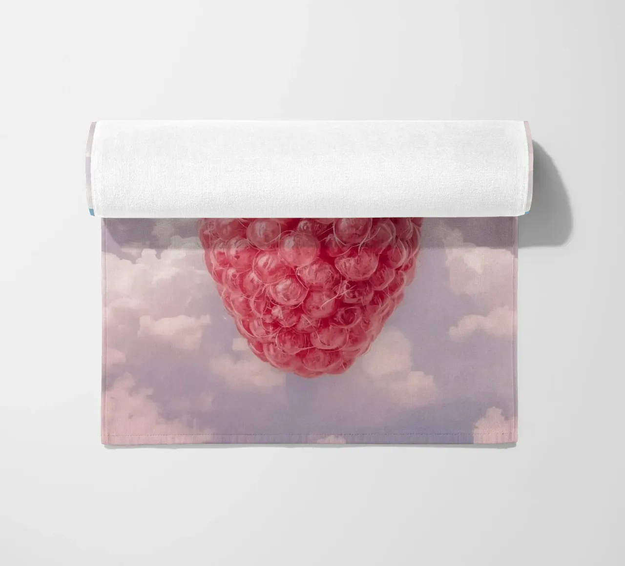 Lampone rosa con fiori e foglie nel cielo telo mare da DesignDoodle