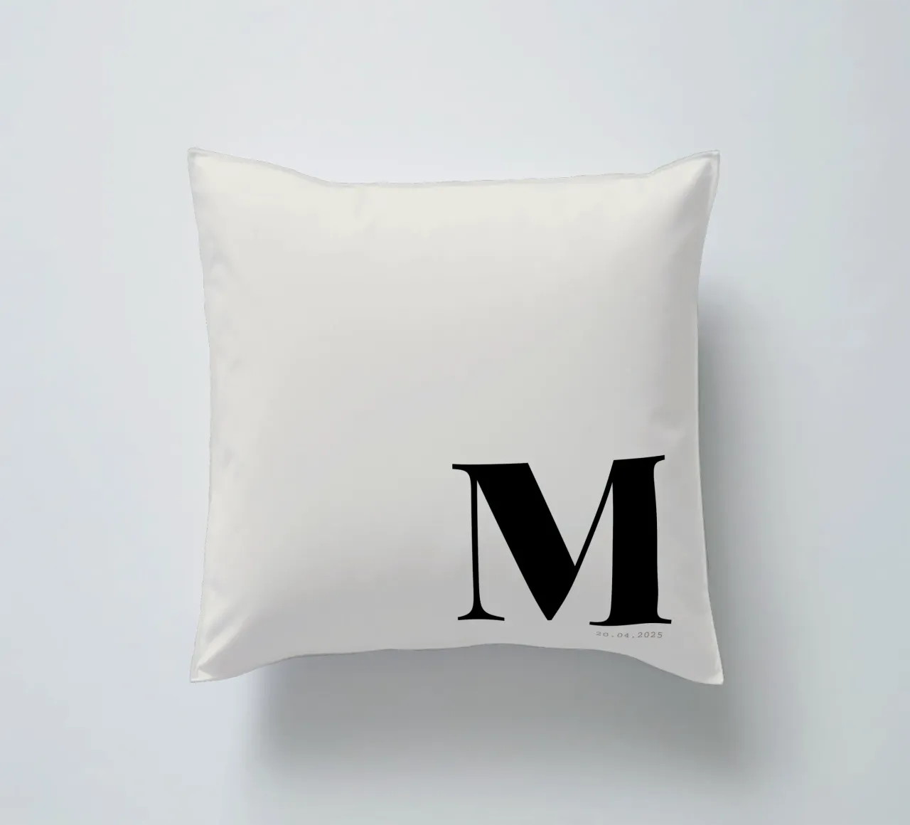 Impression personnalisée surdimensionnée de l'initiale et de la date coussin de Imaginative