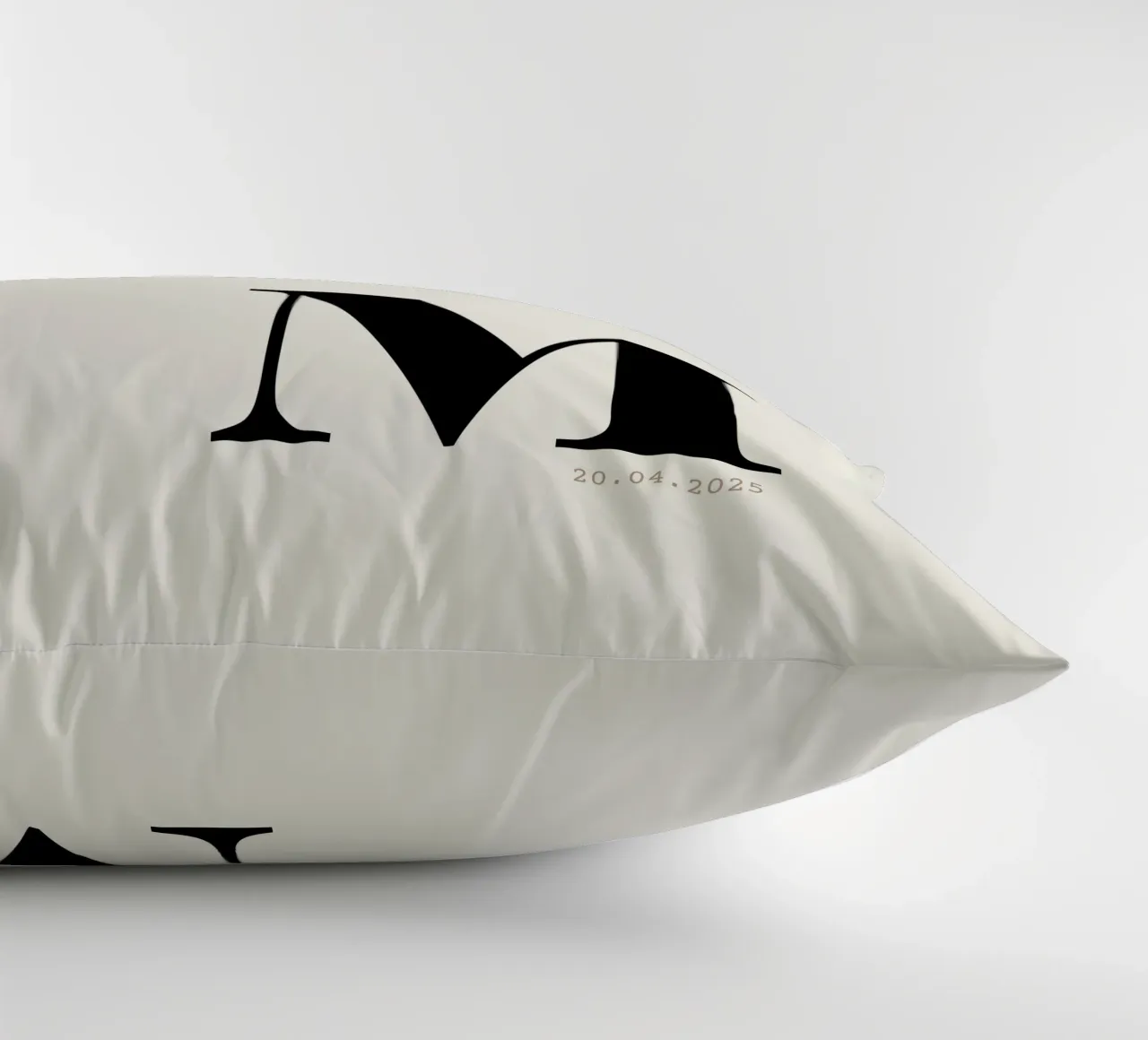 Impression personnalisée surdimensionnée de l'initiale et de la date coussin de Imaginative