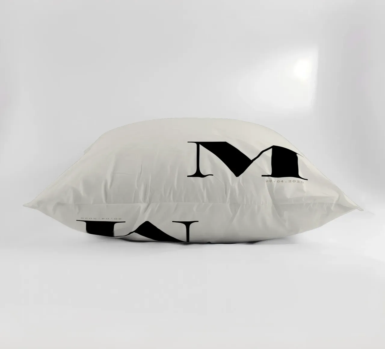 Impression personnalisée surdimensionnée de l'initiale et de la date coussin de Imaginative