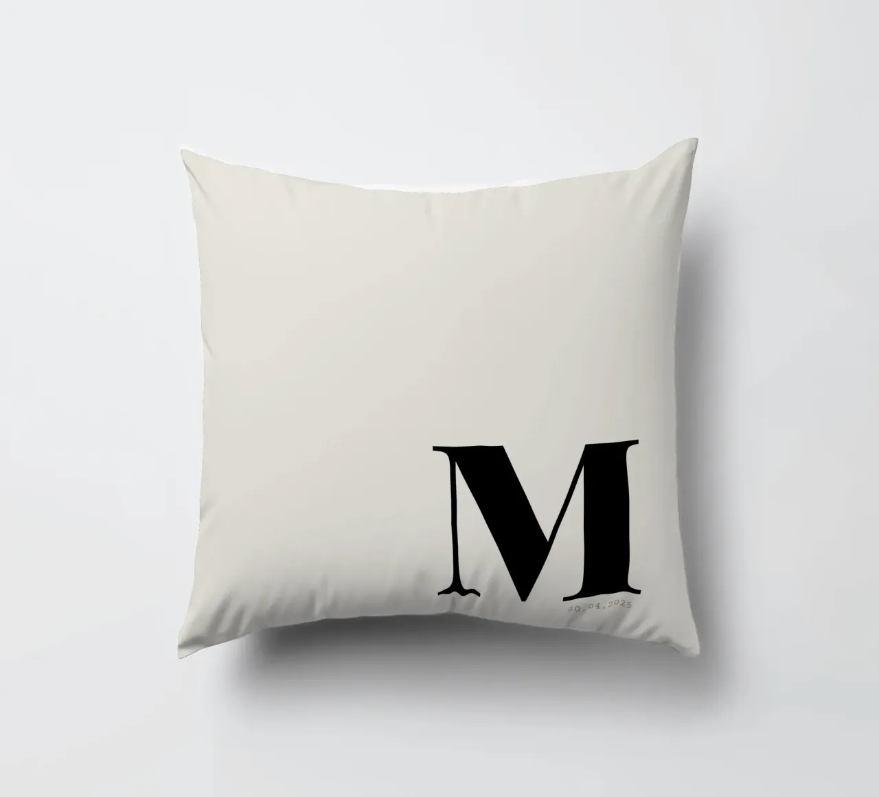 Impression personnalisée surdimensionnée de l'initiale et de la date coussin de Imaginative