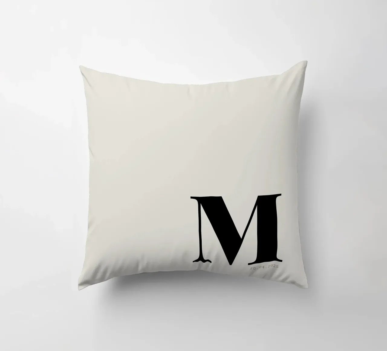 Impression personnalisée surdimensionnée de l'initiale et de la date coussin de Imaginative