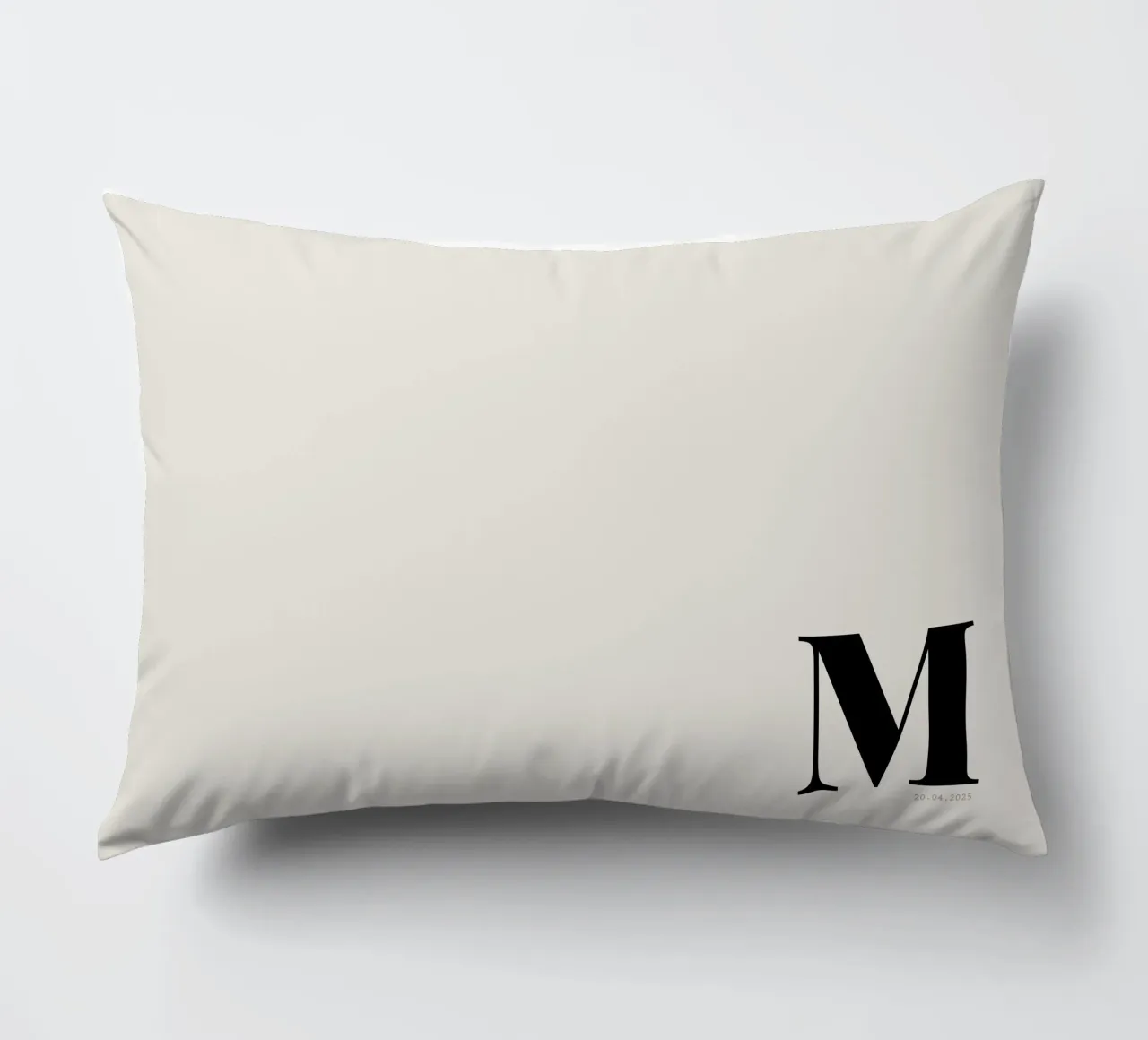 Impression personnalisée surdimensionnée de l'initiale et de la date coussin de Imaginative