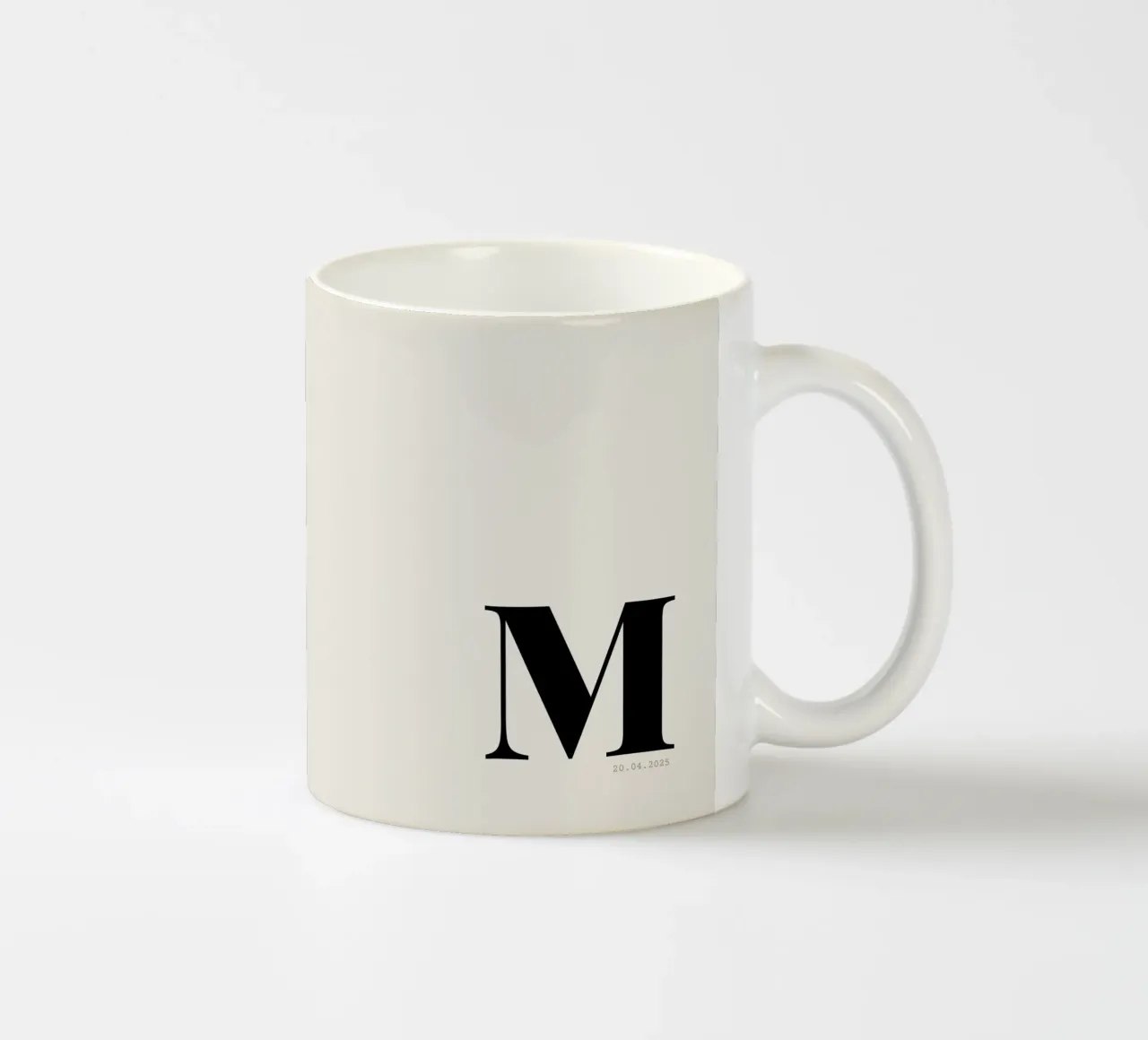 Stampa personalizzata di data e iniziale sovradimensionata tazza in ceramica da Imaginative
