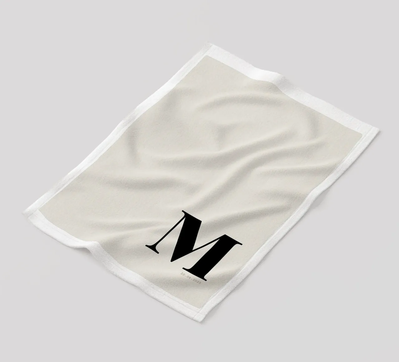 Stampa personalizzata di data e iniziale sovradimensionata coperta in pile da Imaginative