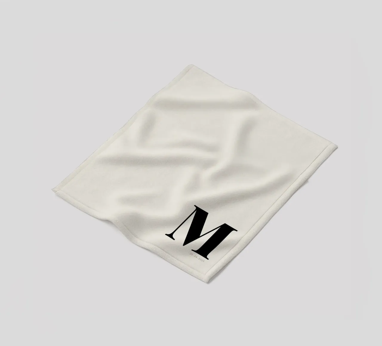 Stampa personalizzata di data e iniziale sovradimensionata coperta in pile da Imaginative