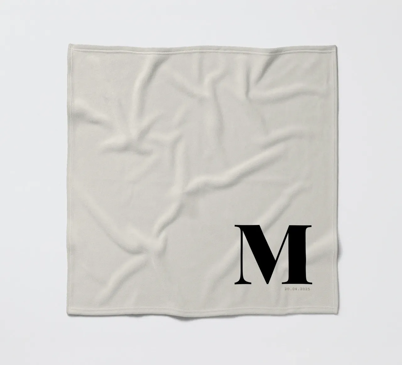 Stampa personalizzata di data e iniziale sovradimensionata coperta in pile da Imaginative