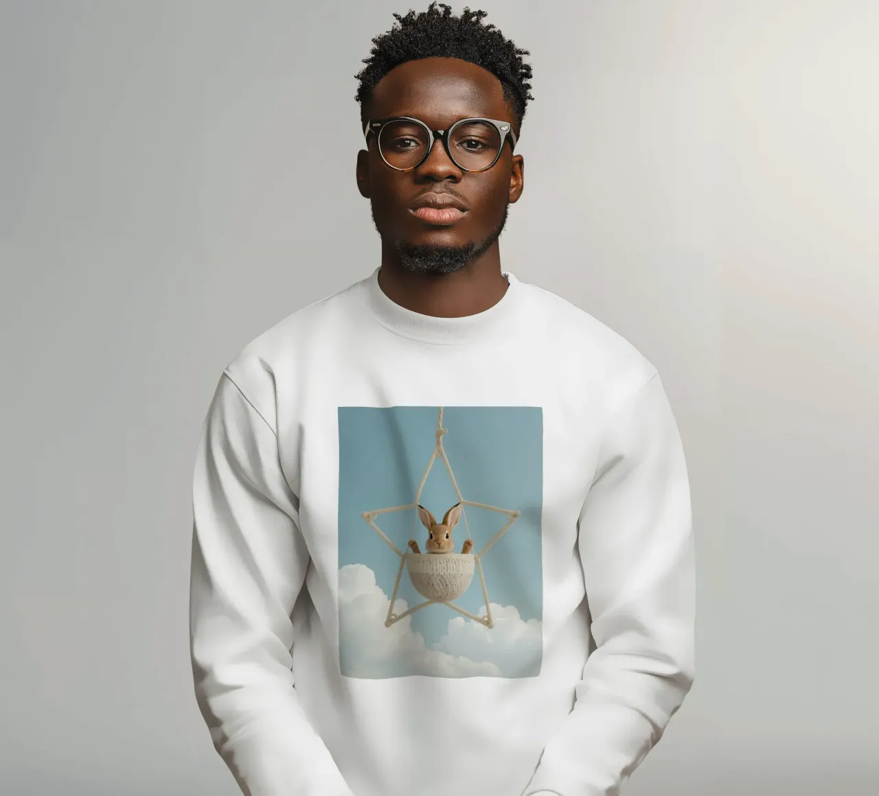 Funny Cute Rabbit in a Star-Shaped Rope Swing (lapin mignon dans une balançoire en corde en forme d'étoile) sweat de DesignDoodle