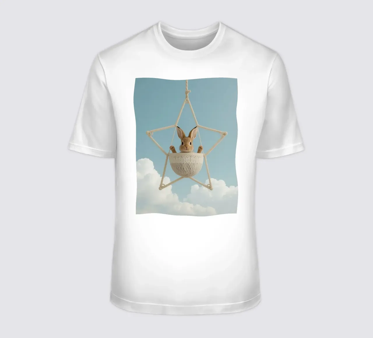 Funny Cute Rabbit in a Star-Shaped Rope Swing (lapin mignon dans une balançoire en corde en forme d'étoile) t-shirt de DesignDoodle