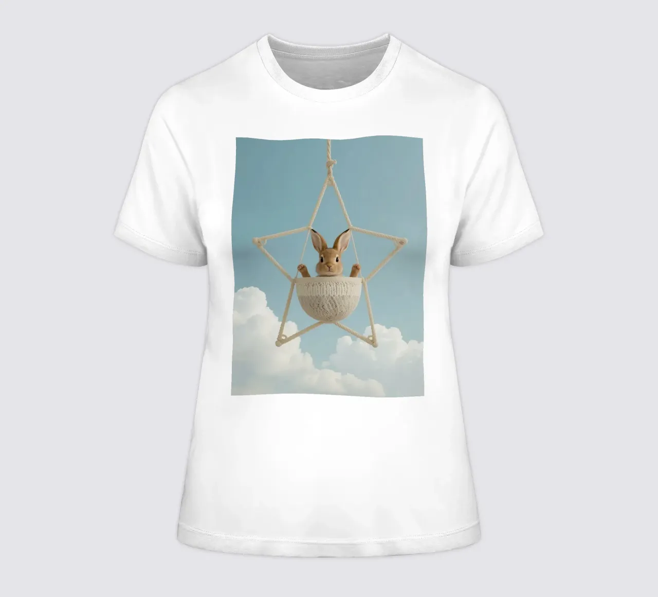 Funny Cute Rabbit in a Star-Shaped Rope Swing (lapin mignon dans une balançoire en corde en forme d'étoile) t-shirt ajusté pour femmes de DesignDoodle