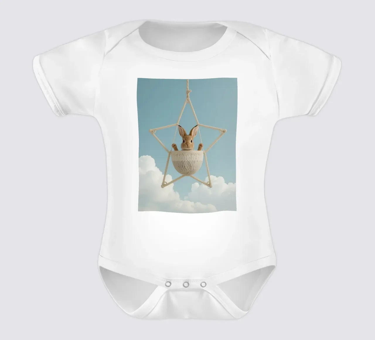 Funny Cute Rabbit in a Star-Shaped Rope Swing (lapin mignon dans une balançoire en corde en forme d'étoile) body bébé de DesignDoodle
