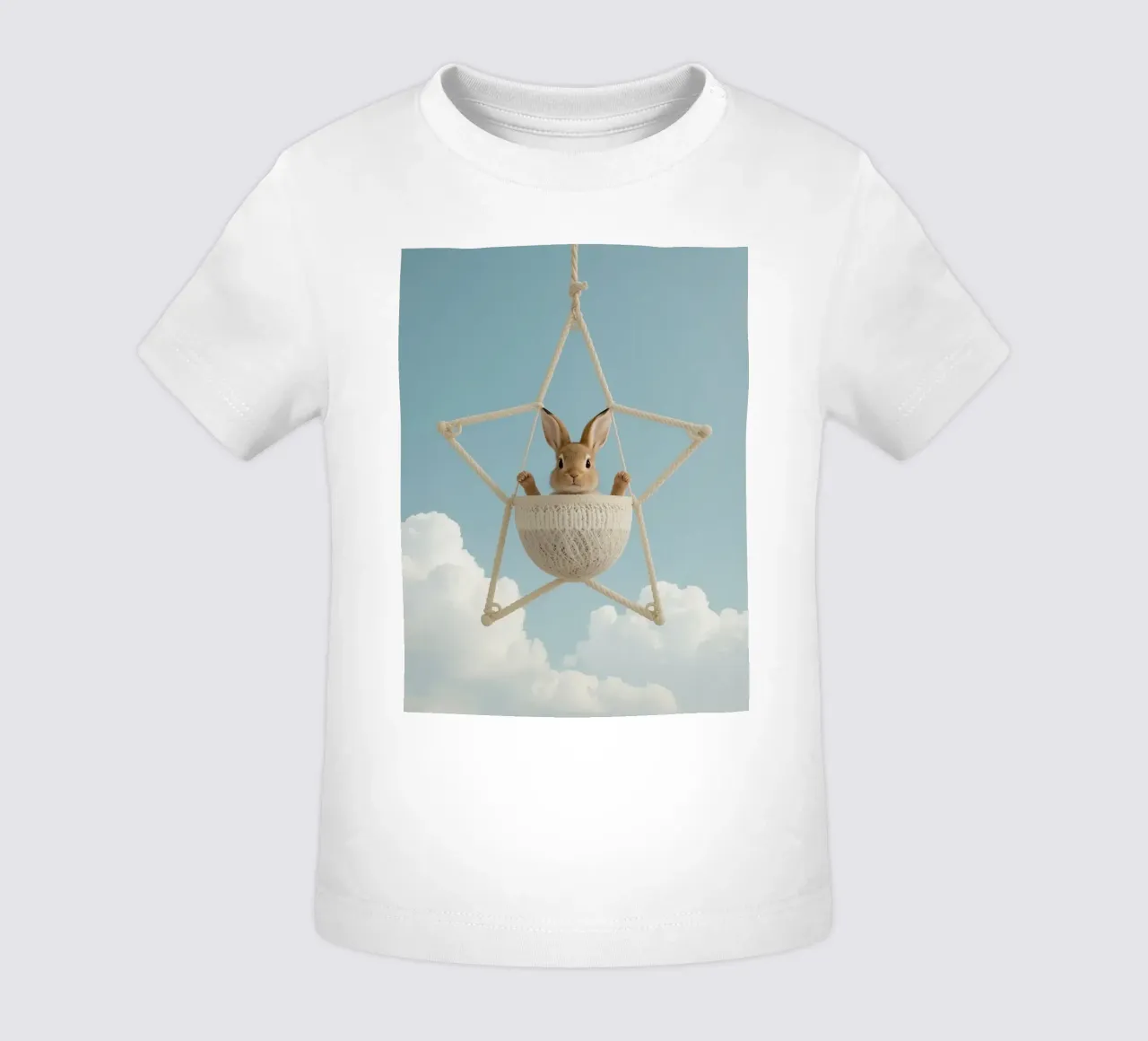 Funny Cute Rabbit in a Star-Shaped Rope Swing (lapin mignon dans une balançoire en corde en forme d'étoile) t-shirt pour bébé de DesignDoodle