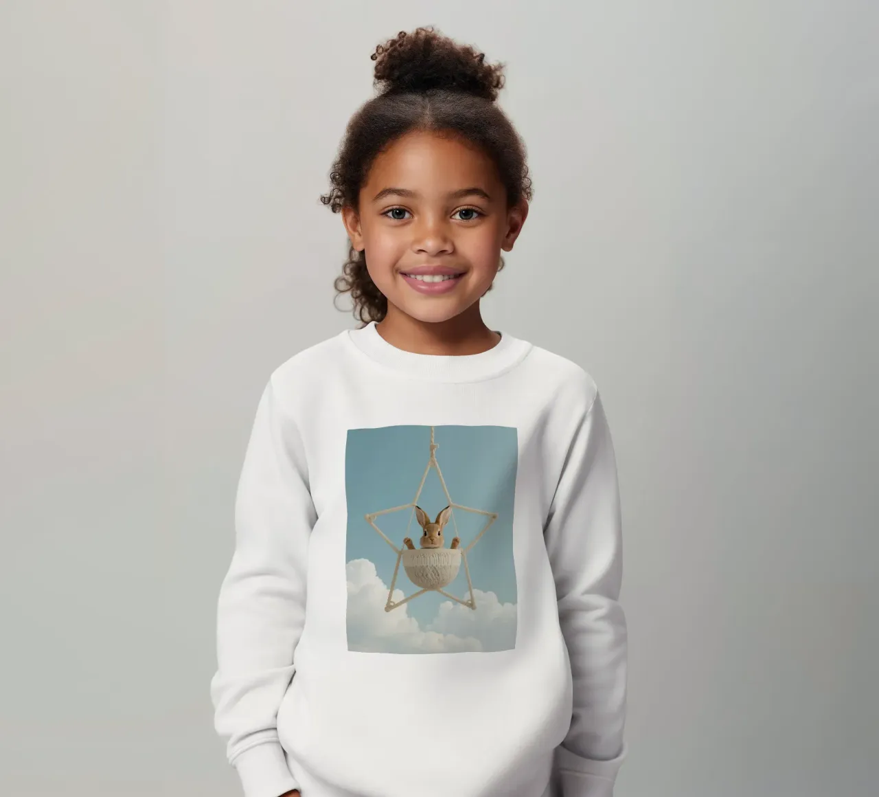Funny Cute Rabbit in a Star-Shaped Rope Swing (lapin mignon dans une balançoire en corde en forme d'étoile) sweat enfant de DesignDoodle