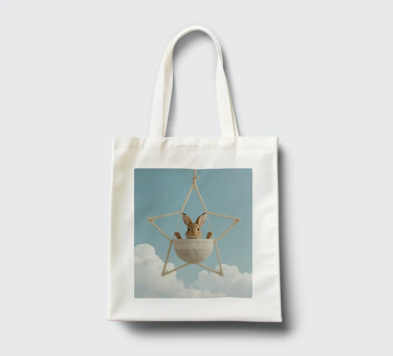 Funny Cute Rabbit in a Star-Shaped Rope Swing (lapin mignon dans une balançoire en corde en forme d'étoile) tote bag de DesignDoodle