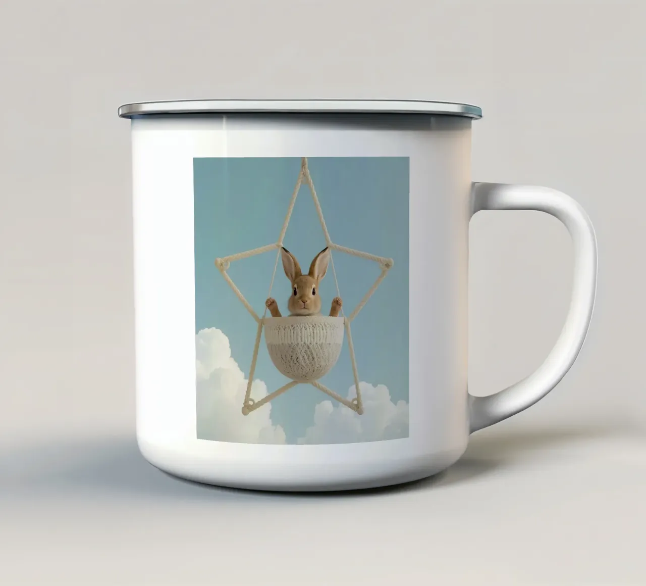 Funny Cute Rabbit in a Star-Shaped Rope Swing (lapin mignon dans une balançoire en corde en forme d'étoile) mug en émail de DesignDoodle
