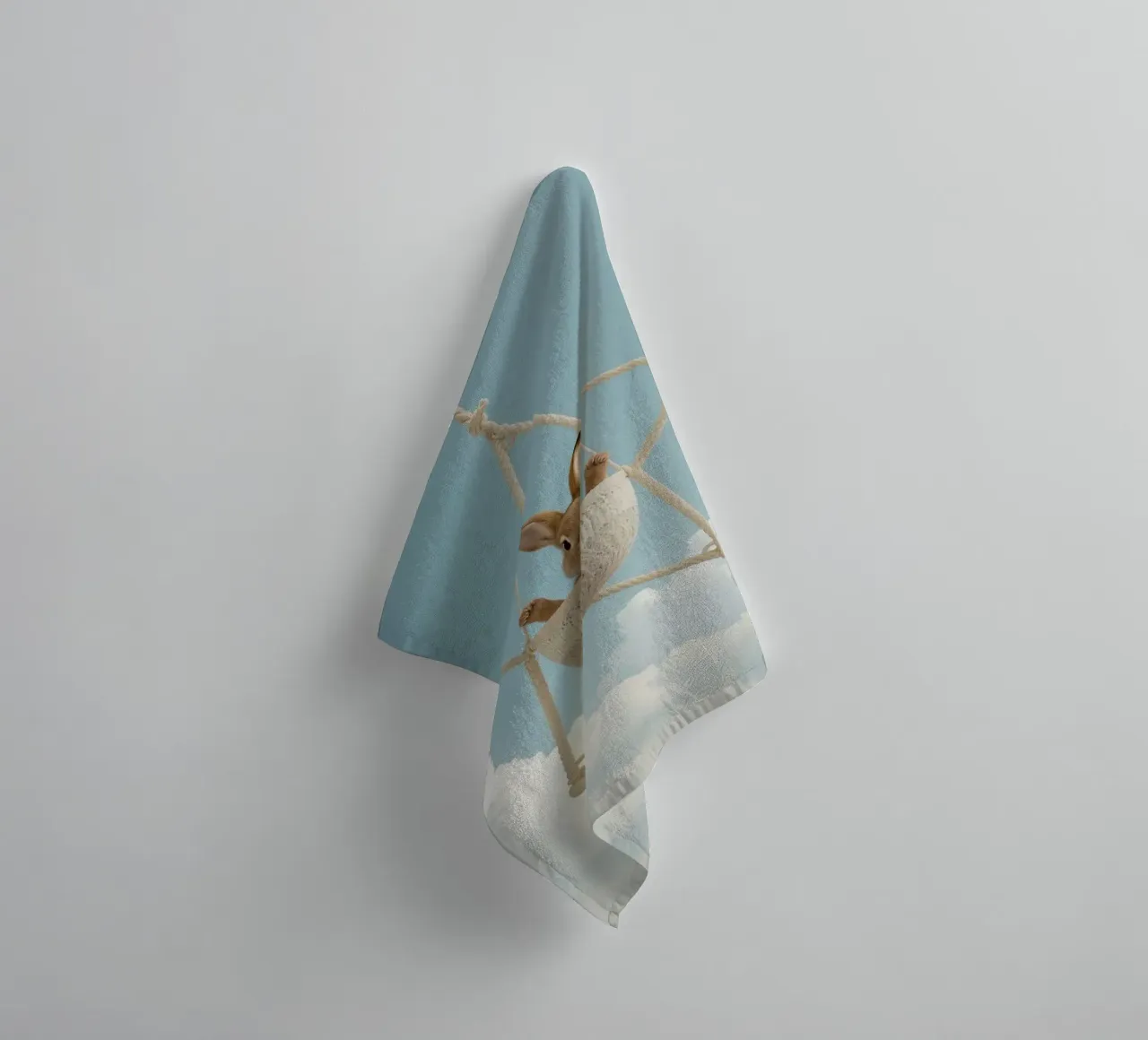 Funny Cute Rabbit in a Star-Shaped Rope Swing (lapin mignon dans une balançoire en corde en forme d'étoile) serviette de bain de DesignDoodle