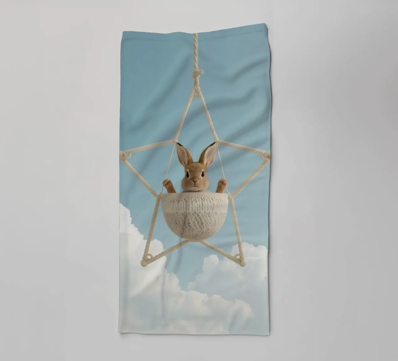 Funny Cute Rabbit in a Star-Shaped Rope Swing (lapin mignon dans une balançoire en corde en forme d'étoile) serviette de bain de DesignDoodle