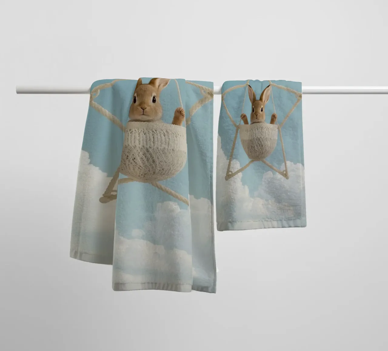 Funny Cute Rabbit in a Star-Shaped Rope Swing (lapin mignon dans une balançoire en corde en forme d'étoile) serviette de bain de DesignDoodle
