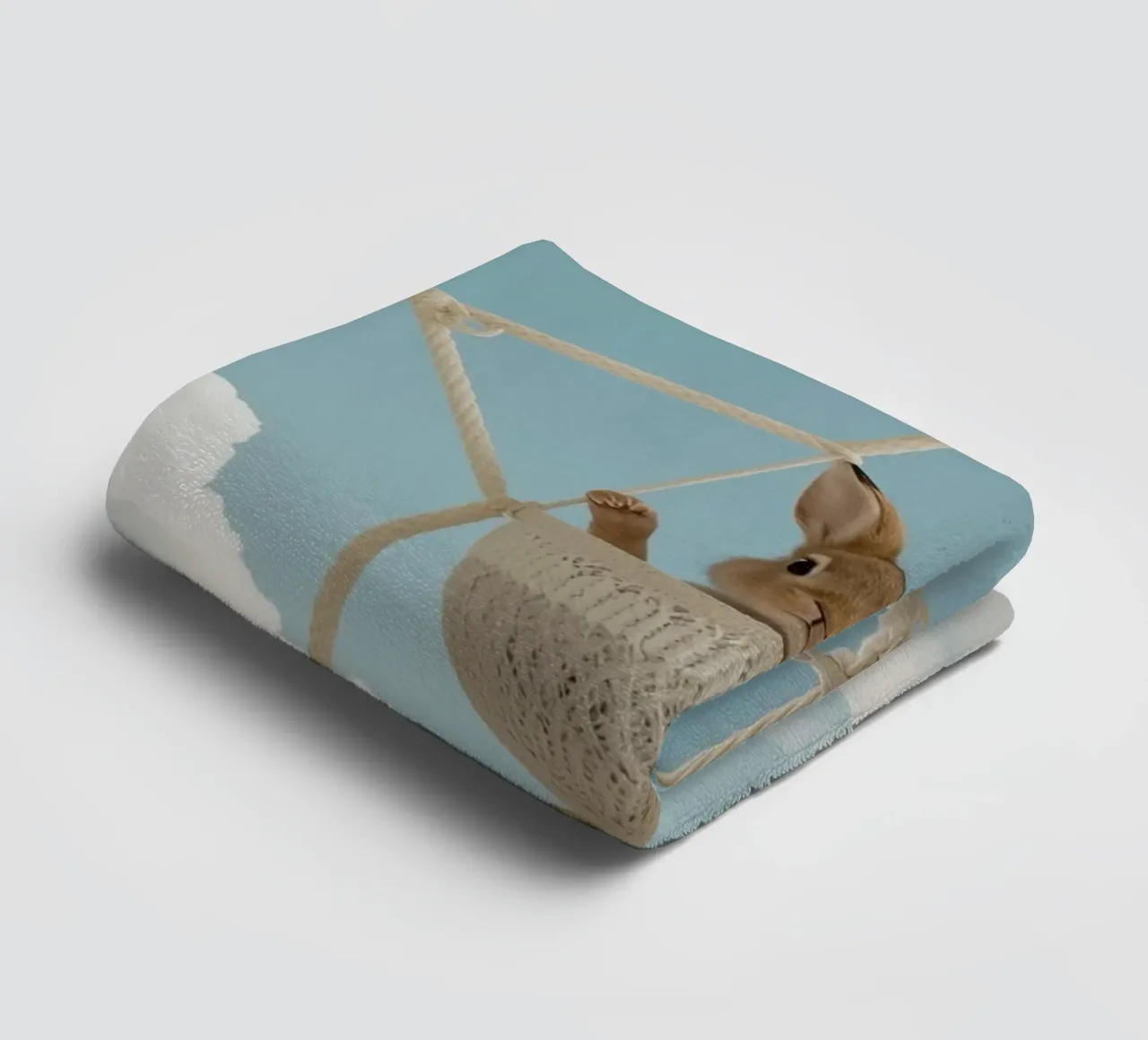 Funny Cute Rabbit in a Star-Shaped Rope Swing (lapin mignon dans une balançoire en corde en forme d'étoile) serviette de bain de DesignDoodle