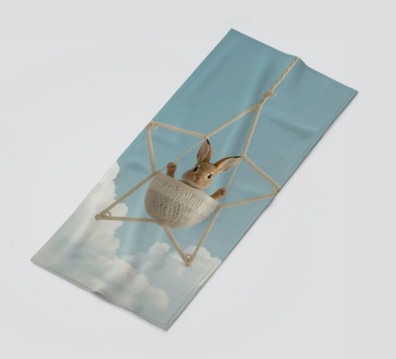 Funny Cute Rabbit in a Star-Shaped Rope Swing (lapin mignon dans une balançoire en corde en forme d'étoile) serviette de plage de DesignDoodle