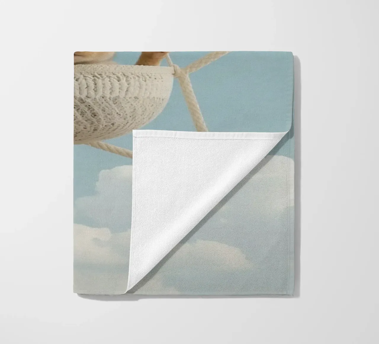Funny Cute Rabbit in a Star-Shaped Rope Swing (lapin mignon dans une balançoire en corde en forme d'étoile) serviette de plage de DesignDoodle
