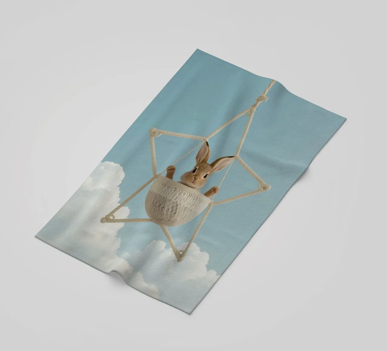 Funny Cute Rabbit in a Star-Shaped Rope Swing (lapin mignon dans une balançoire en corde en forme d'étoile) serviette de plage de DesignDoodle