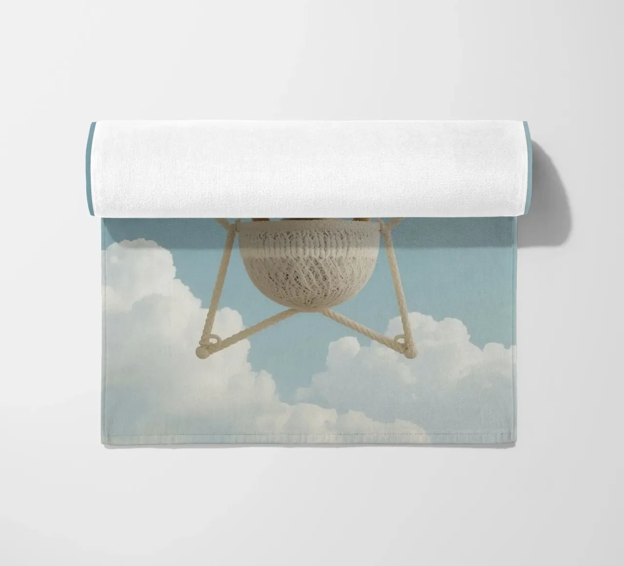 Funny Cute Rabbit in a Star-Shaped Rope Swing (lapin mignon dans une balançoire en corde en forme d'étoile) serviette de plage de DesignDoodle