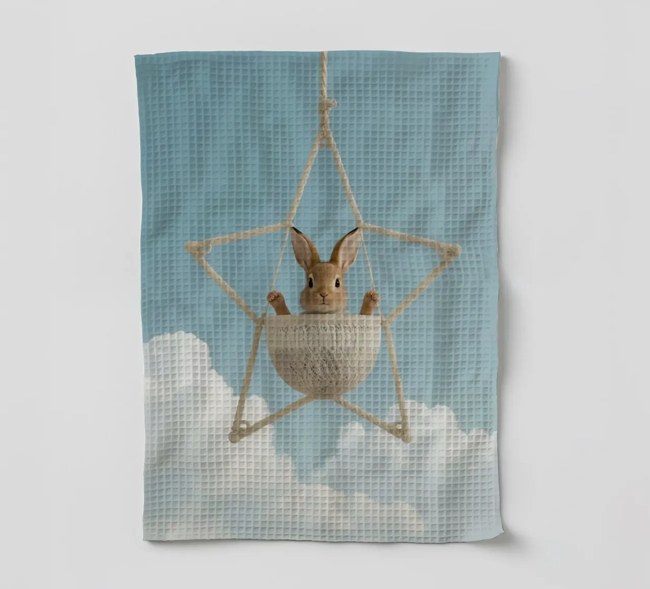 Funny Cute Rabbit in a Star-Shaped Rope Swing (lapin mignon dans une balançoire en corde en forme d'étoile) torchon de DesignDoodle