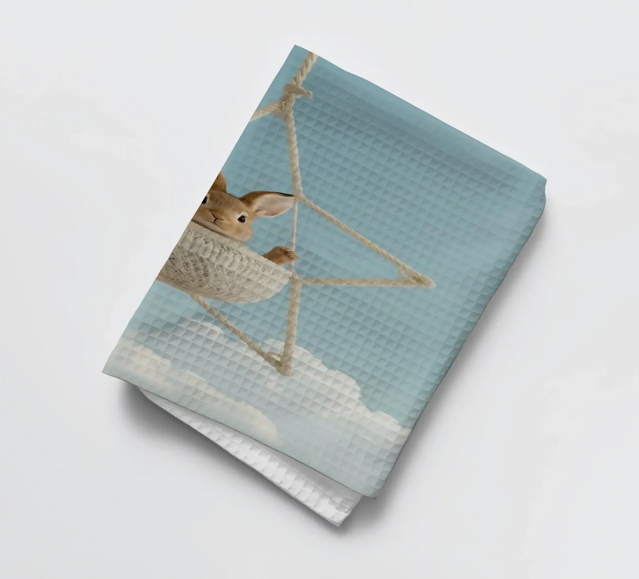 Funny Cute Rabbit in a Star-Shaped Rope Swing (lapin mignon dans une balançoire en corde en forme d'étoile) torchon de DesignDoodle