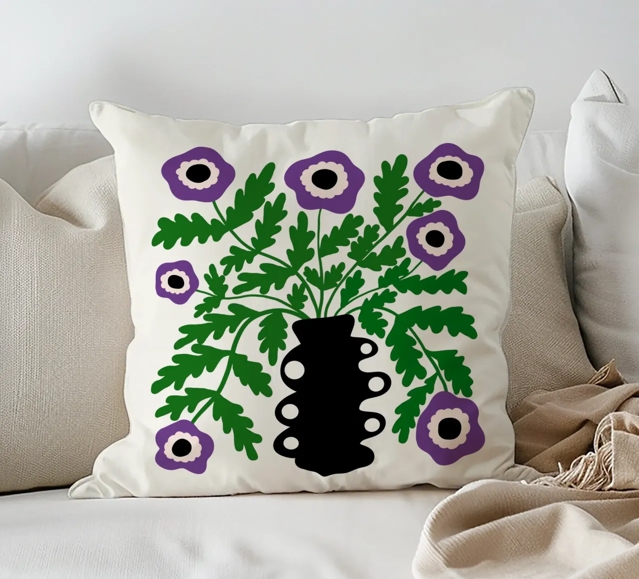 Eclectic Modern Violet Flowers in Vase cuscino da TijanaArtStudio88