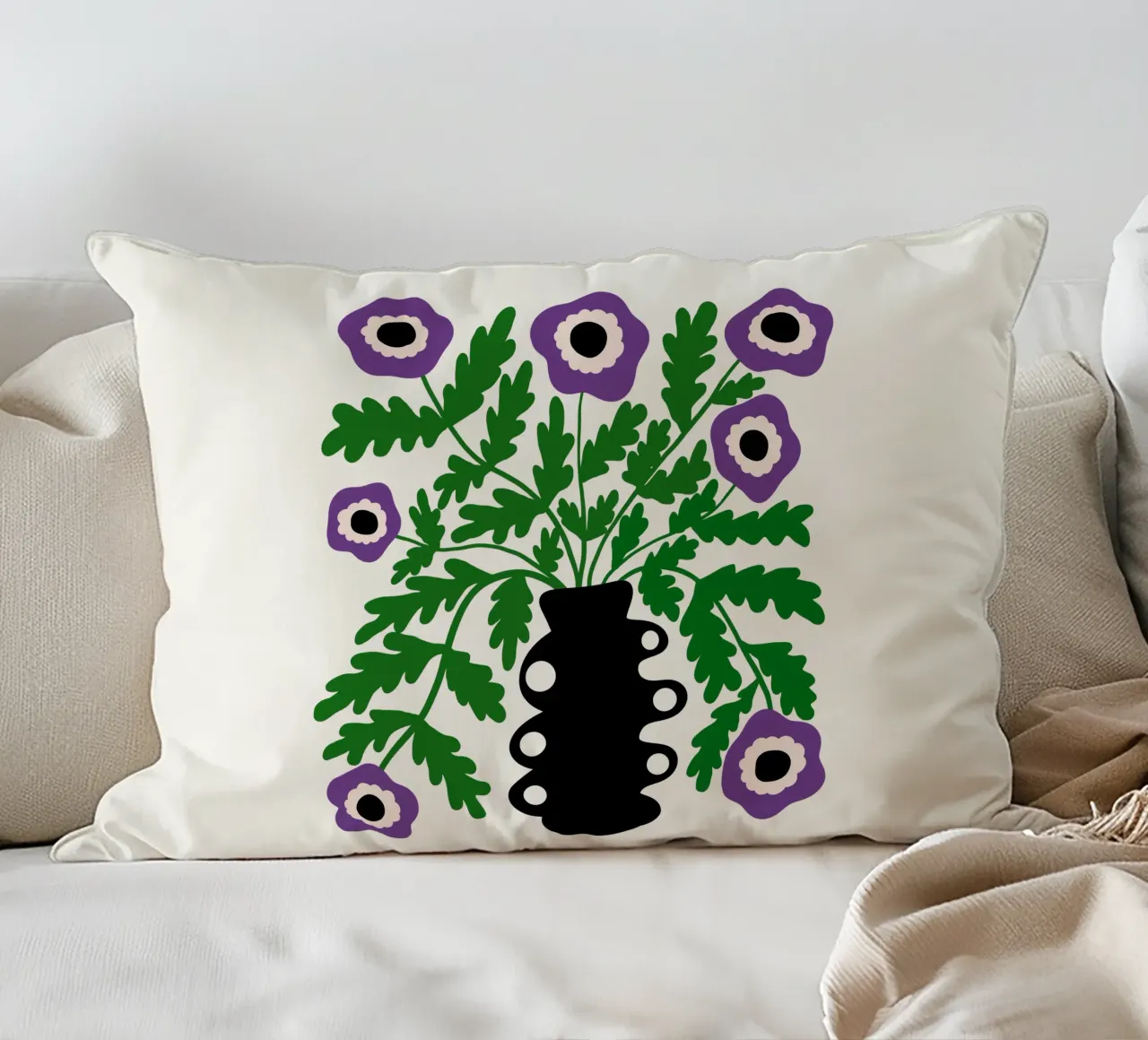 Eclectic Modern Violet Flowers in Vase cuscino da TijanaArtStudio88