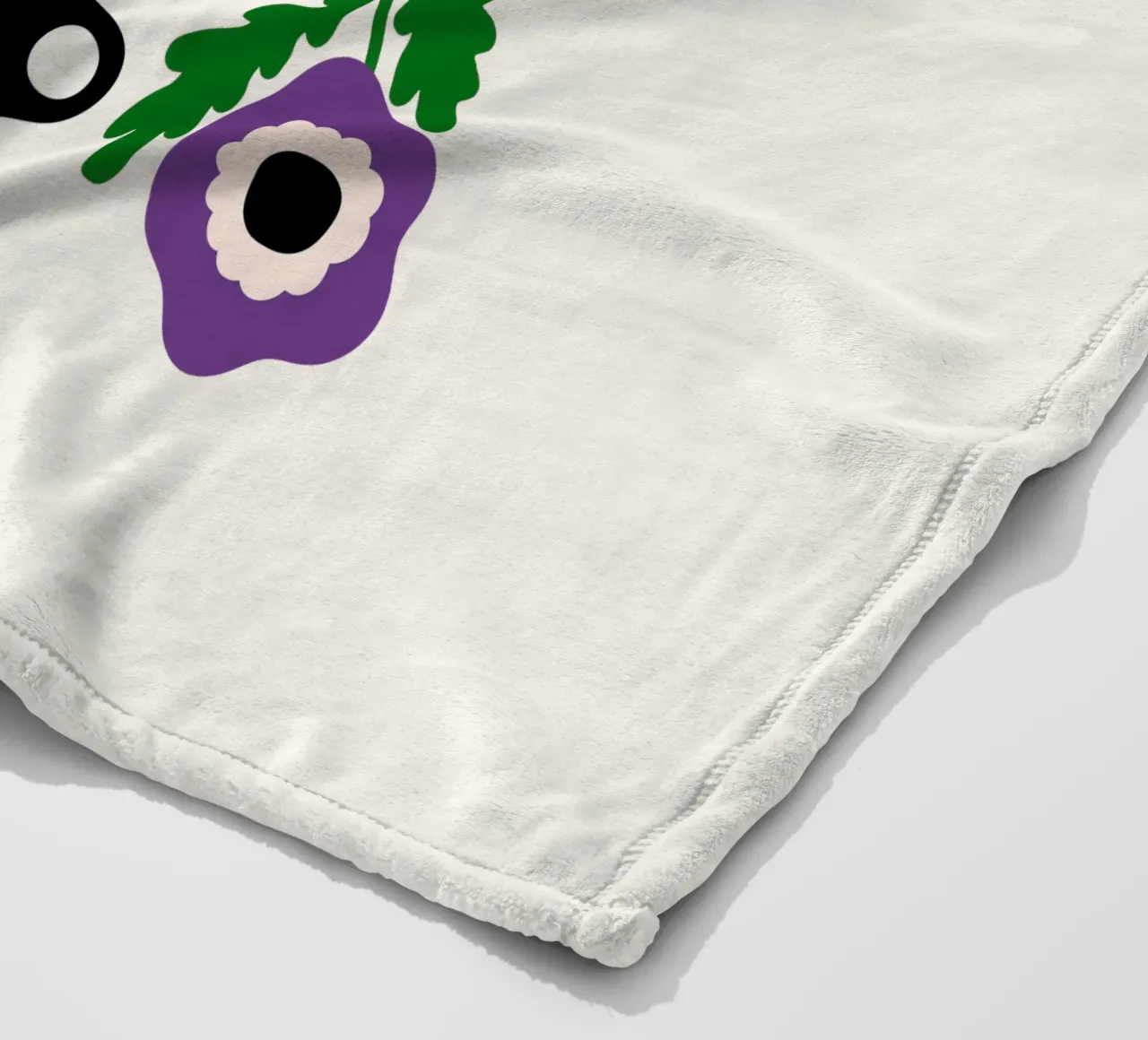 Eclectic Modern Violet Flowers in Vase coperta in pile da TijanaArtStudio88