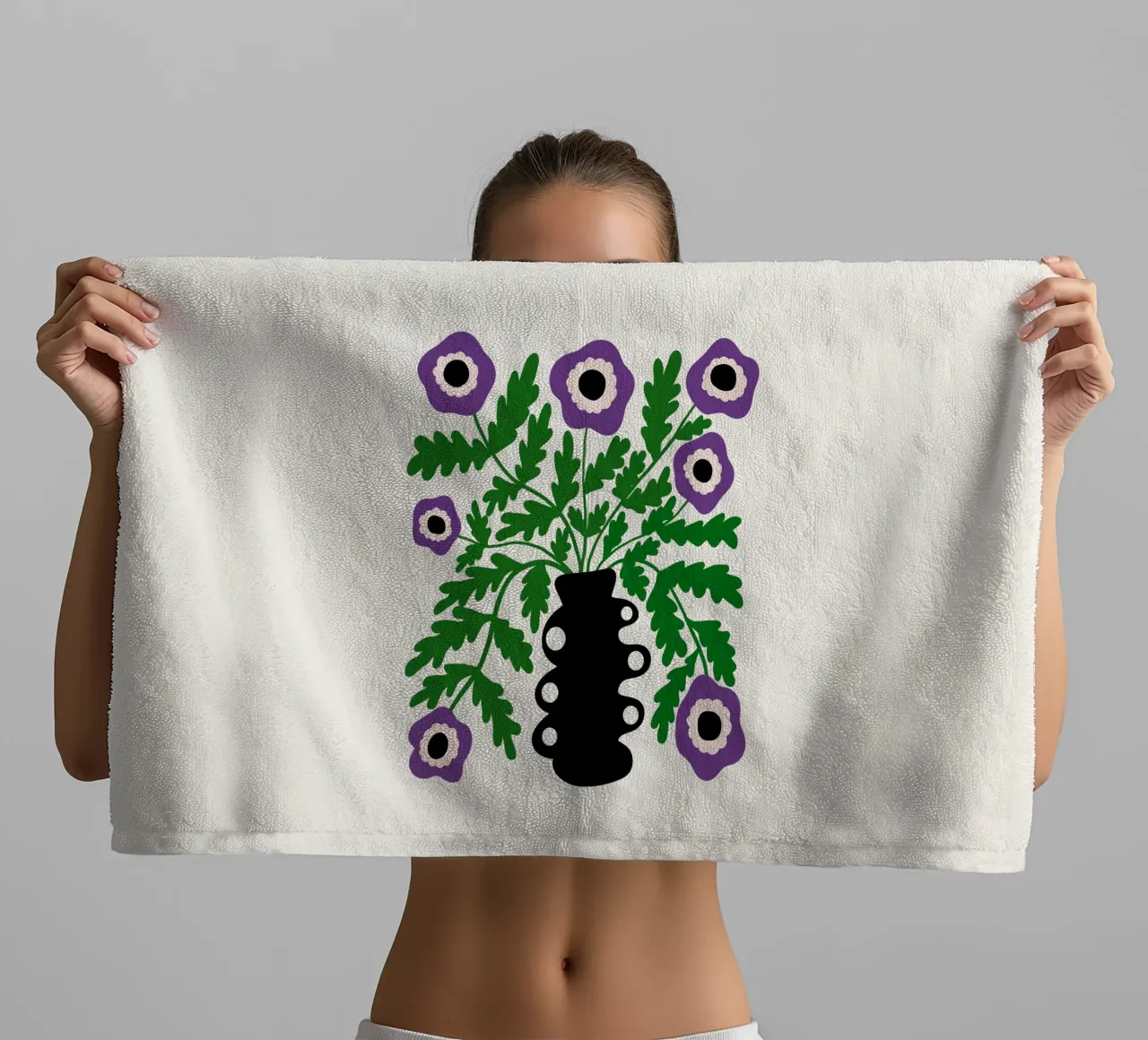 Eclectic Modern Violet Flowers in Vase asciugamano da bagno da TijanaArtStudio88