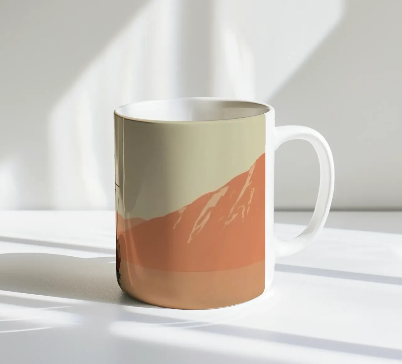 Nave a vela sull'acqua con montagne e cielo tazza in ceramica da DesignDoodle