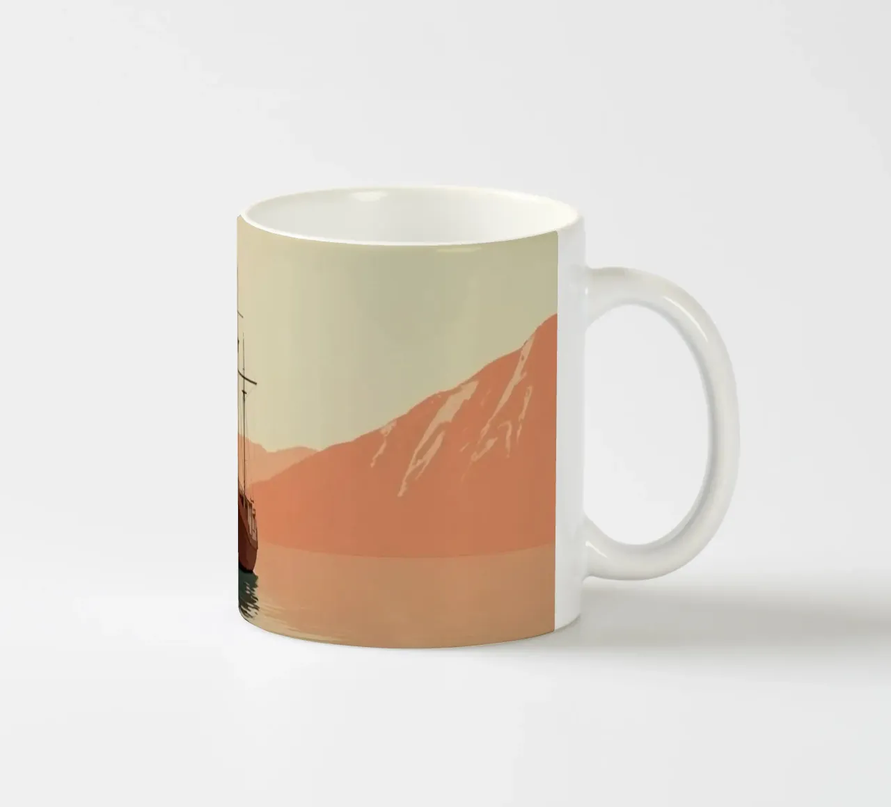 Nave a vela sull'acqua con montagne e cielo tazza in ceramica da DesignDoodle