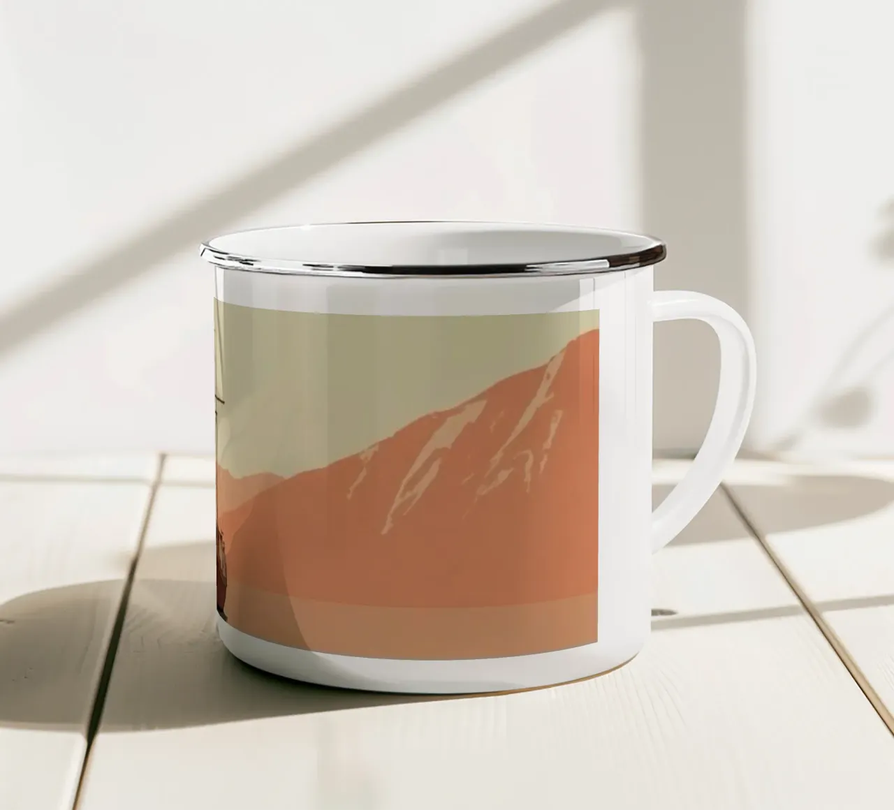 Nave a vela sull'acqua con montagne e cielo tazza in smalto da DesignDoodle