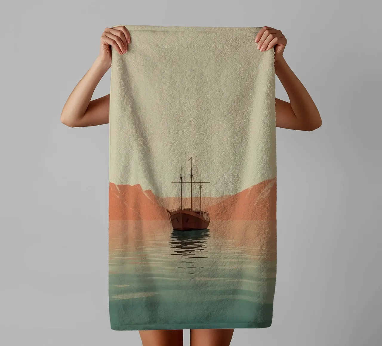 Nave a vela sull'acqua con montagne e cielo asciugamano da bagno da DesignDoodle